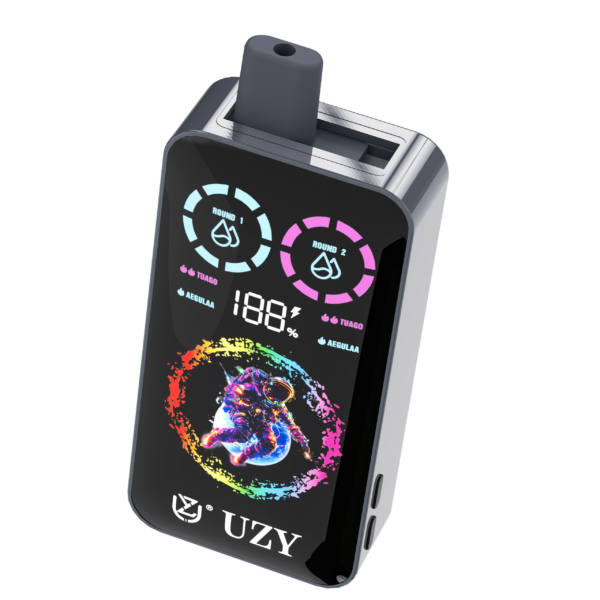 Ein modernes elektronisches E-Zigaretten-Gerät mit einem digitalen Display, das den Akkustand in Prozent anzeigt, zwei Aromananzeigen sowie ein farbenfrohes Motiv eines Astronauten aufweist und mit dem Logo und dem Namen „UZY“ versehen ist.